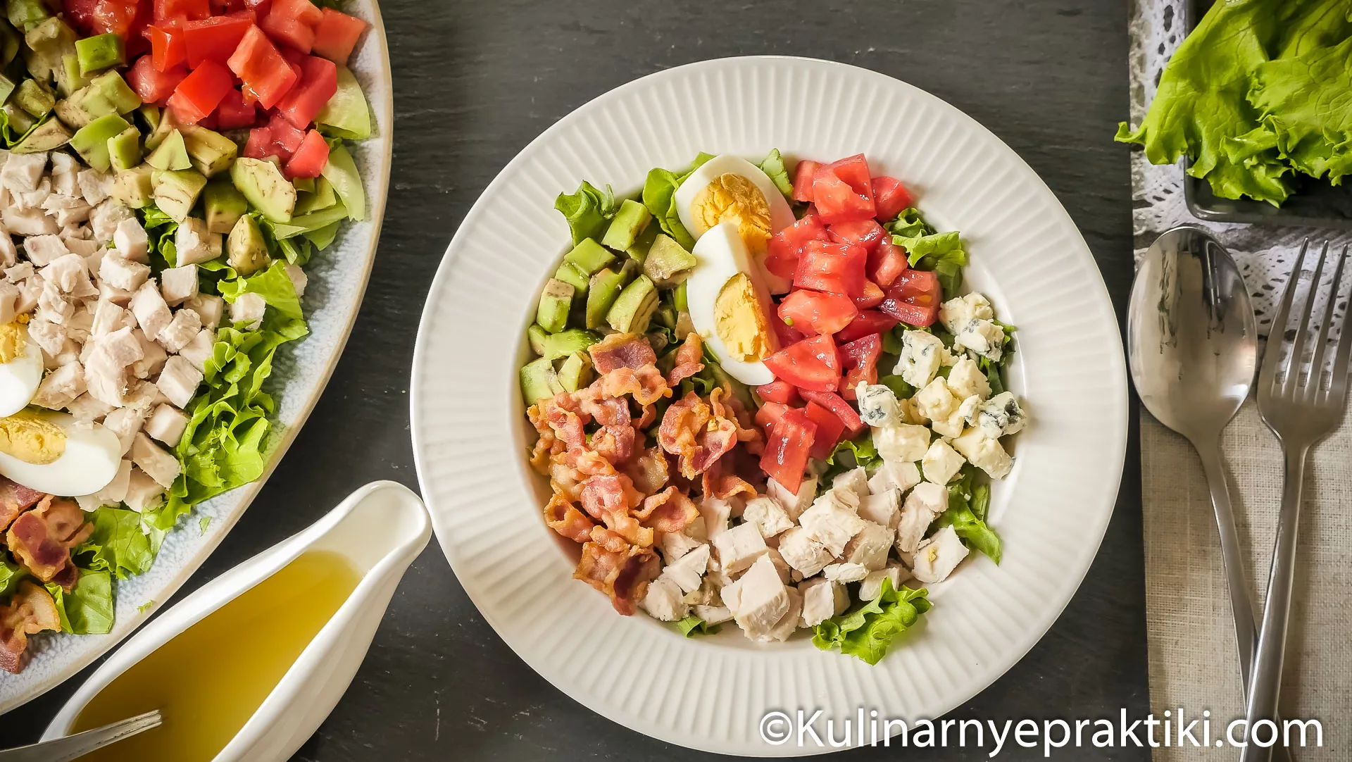 Вкусный и сытный американский салат с куриной грудкой, авокадо, беконом, помидорами и яйцом.